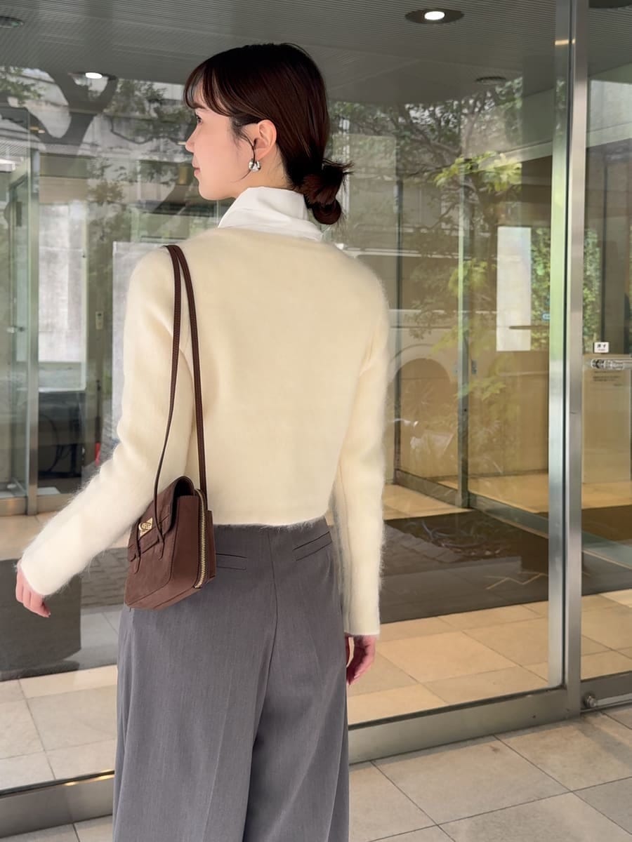 ホワイト系のテーラードジャケット、グレー系のその他パンツ、ホワイト系のシャツ/ブラウスを着用したレディースの秋コーディネートの6枚目の写真