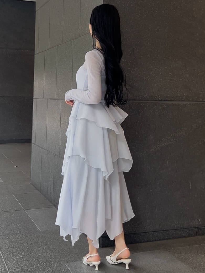 ブルー系のワンピース、その他のパンプス、ホワイト系のショルダーバッグを着用したレディースの冬コーディネートの4枚目の写真