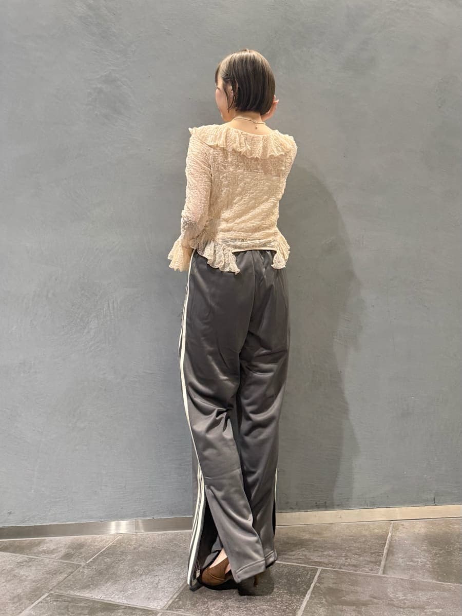 ピンク系のTシャツ/カットソー、グレー系のその他パンツ、ブラウン系のパンプスを着用したレディースの冬コーディネートの7枚目の写真