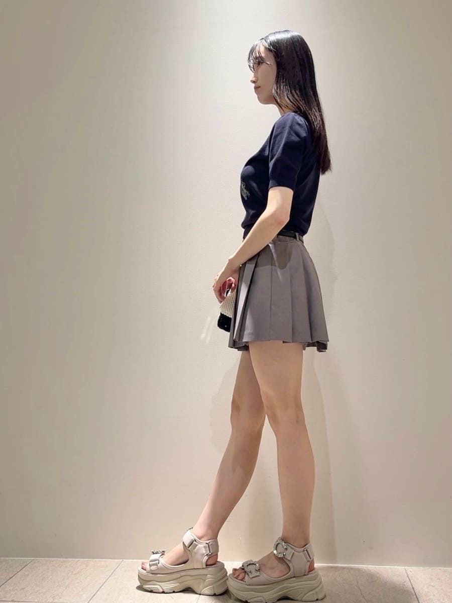 グレー系のその他パンツ、ブルー系のニット/セーター、ベージュ系のサンダルを着用したレディースの夏コーディネートの6枚目の写真