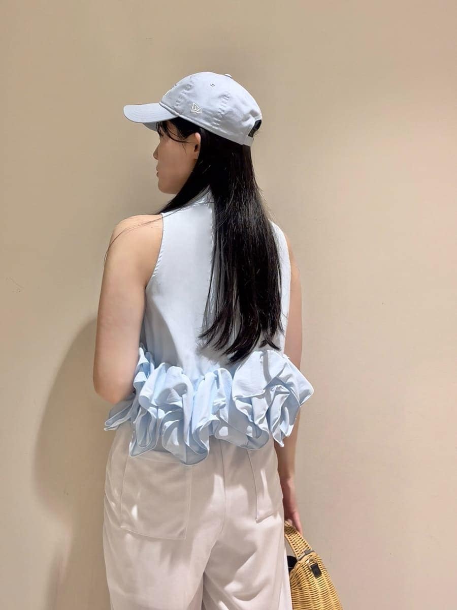 ホワイト系のその他パンツ、ブラック系のかごバッグ、ブルー系のシャツ/ブラウスを着用したレディースの春コーディネートの5枚目の写真