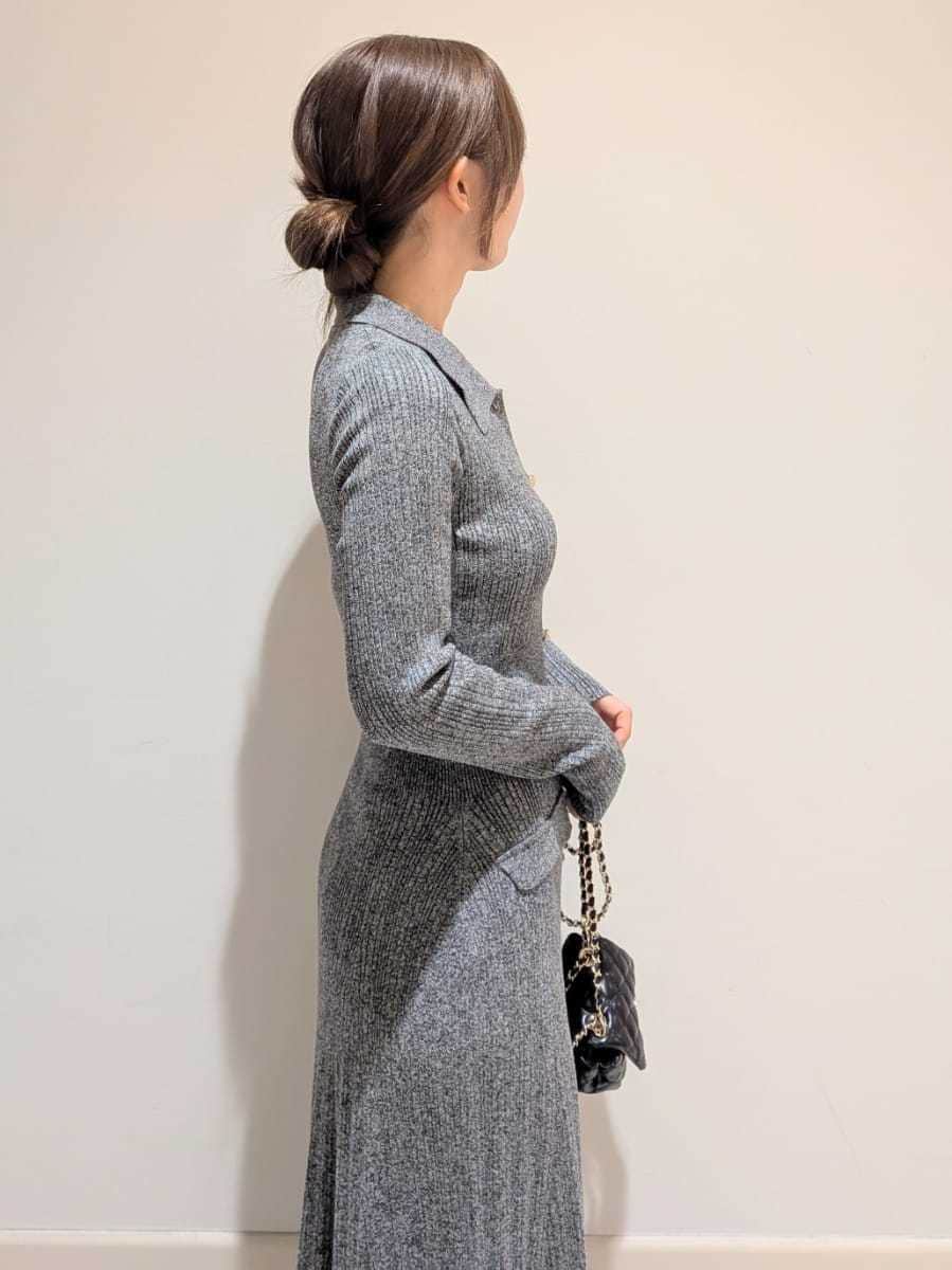 その他のワンピース、ベージュ系のチェスターコート、ブラック系のブーツを着用したレディースの秋コーディネートの7枚目の写真