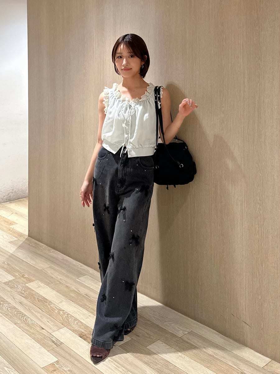 ブラック系のその他パンツ、グリーン系のシャツ/ブラウス、ブラウン系のサンダルを着用したレディースの夏コーディネートの2枚目の写真