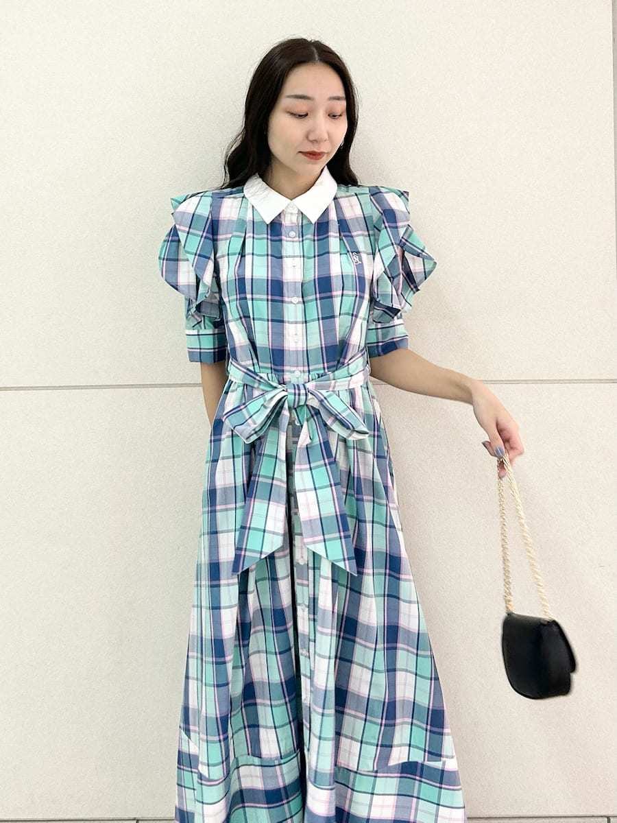 その他のワンピース、ブラック系のショルダーバッグを着用したレディースの冬コーディネートの6枚目の写真