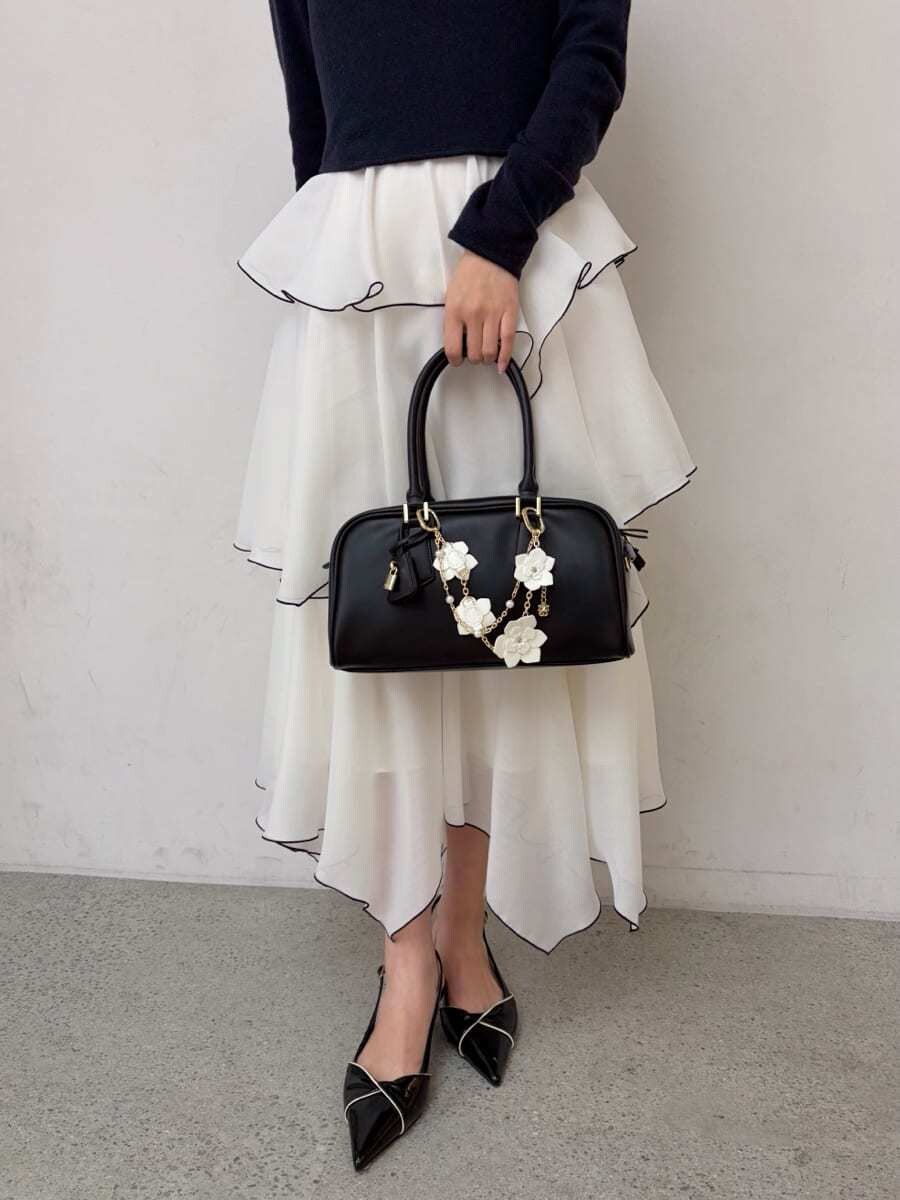 ベージュ系のトレンチコート、ブルー系のワンピース、ブラック系のパンプスを着用したレディースの冬コーディネートの10枚目の写真