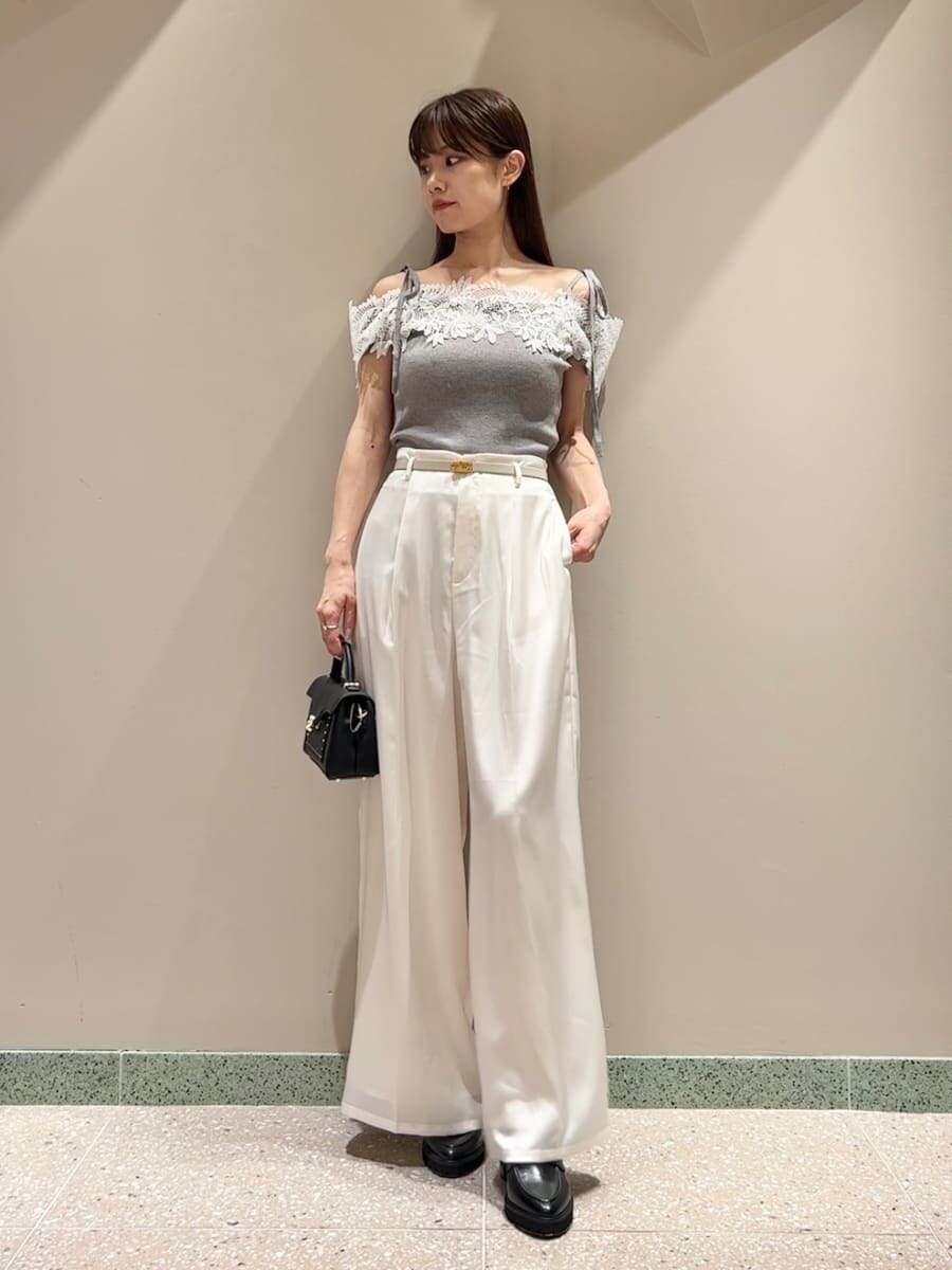 グレー系のニット/セーター、ホワイト系のその他パンツ、ブラック系のショルダーバッグを着用したレディースの夏コーディネートの2枚目の写真