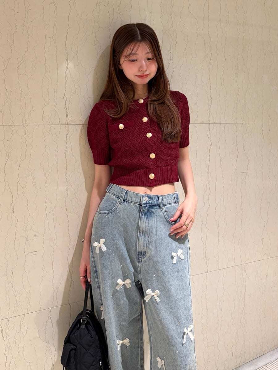 ブルー系のその他パンツ、レッド系のカーディガン/ボレロ、ブラック系のバックパック/リュックを着用したレディースの夏コーディネートの8枚目の写真