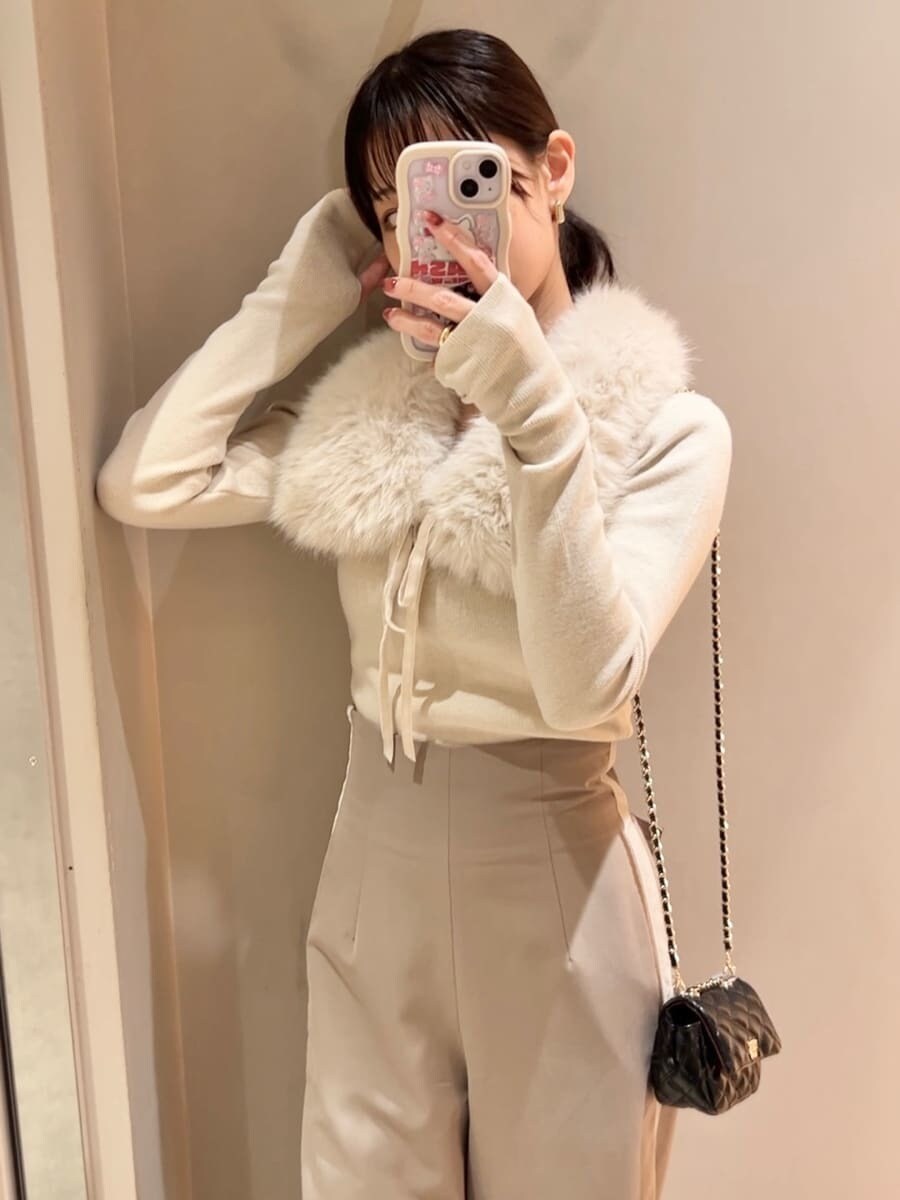 ブラック系のショルダーバッグ、ブラウン系のその他パンツ、ベージュ系のニット/セーターを着用したレディースの秋コーディネートの6枚目の写真