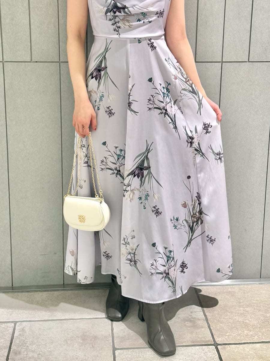 ブルー系のテーラードジャケット、パープル系のワンピース、ホワイト系のショルダーバッグを着用したレディースの春コーディネートの9枚目の写真