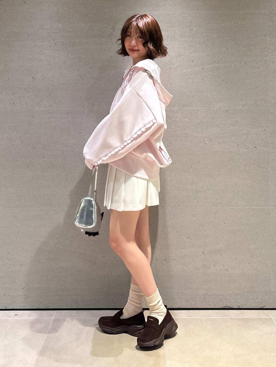 ホワイト系のその他パンツを着用したレディースの夏コーディネートの4枚目の写真