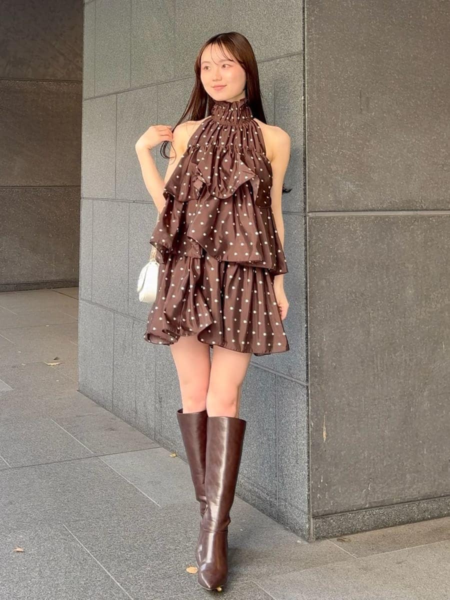 ブラウン系のワンピース、ホワイト系のショルダーバッグ、シルバー系のピアス（両耳用）を着用したレディースの春コーディネートの4枚目の写真