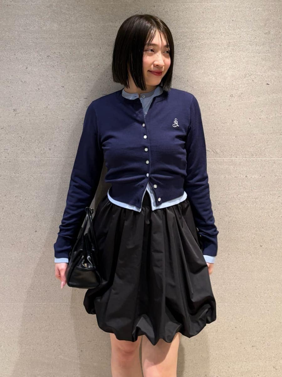 ブラック系のボストンバッグ、ブラック系のその他パンツ、ブルー系のカーディガン/ボレロを着用したレディースの冬コーディネートの5枚目の写真