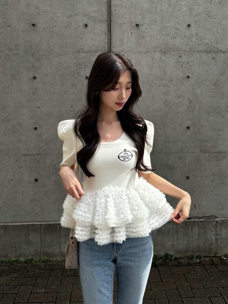 ホワイト系のニット/セーターを着用したレディースの春コーディネートの3枚目の写真