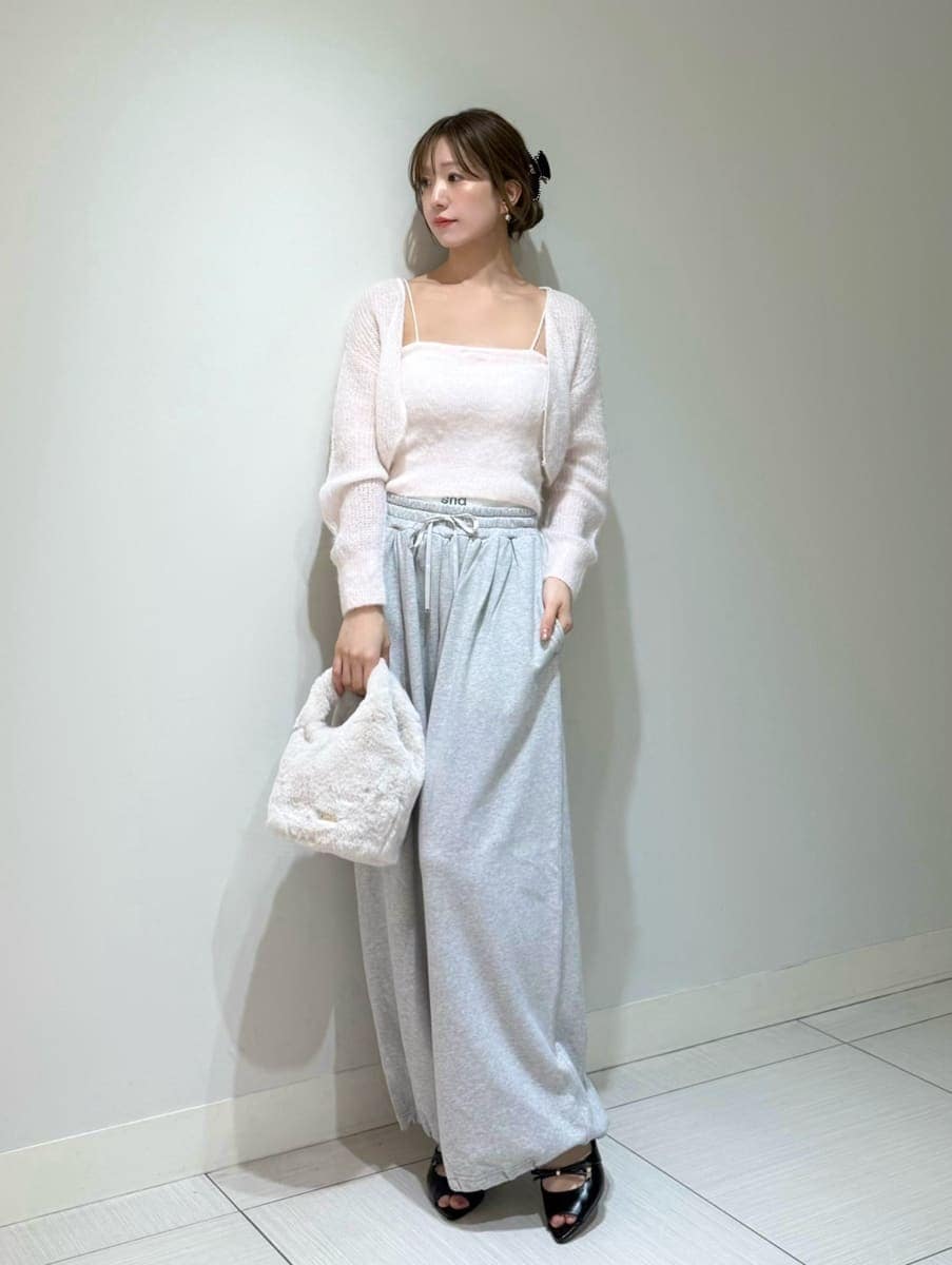 グレー系のその他パンツ、ピンク系のカーディガン/ボレロ、ブラック系のサンダルを着用したレディースの秋コーディネートの2枚目の写真