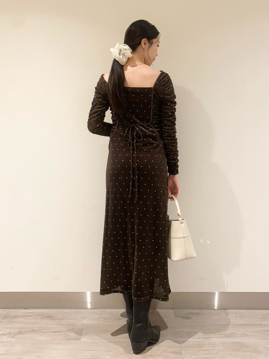 ブラック系のパンプス、その他のワンピース、ホワイト系のハンドバッグを着用したレディースの冬コーディネートの3枚目の写真