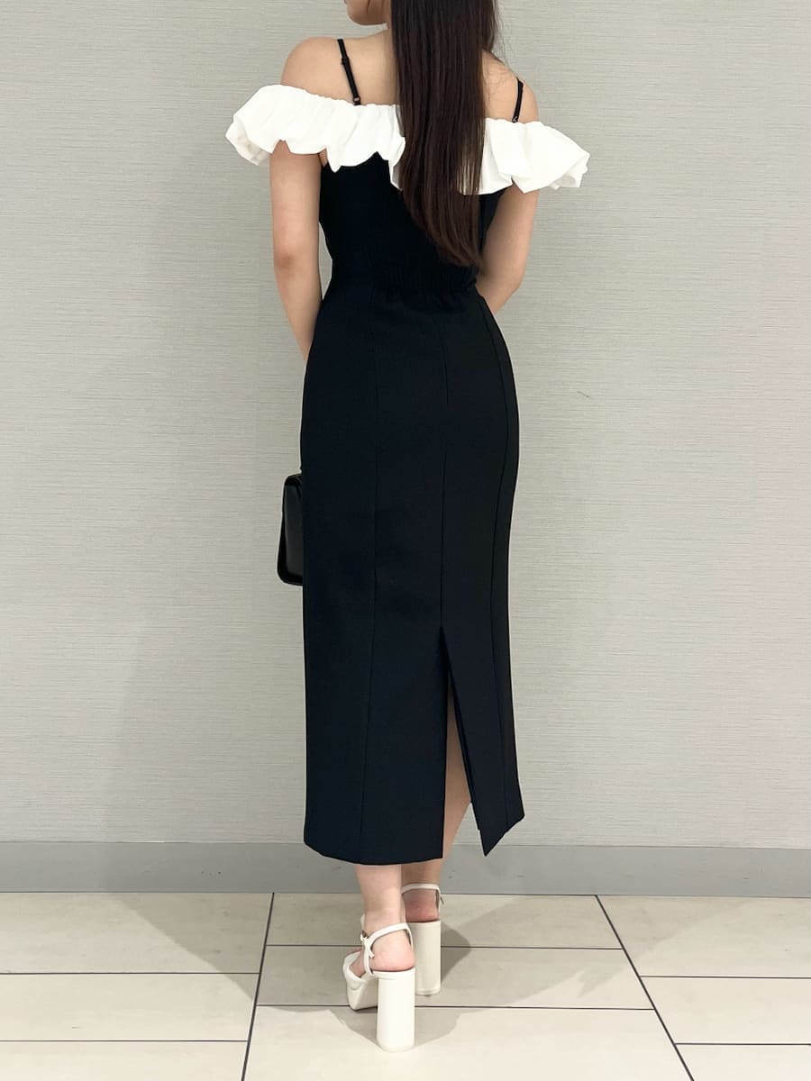 ブラック系のワンピース、ホワイト系のサンダル、ブラック系のショルダーバッグを着用したレディースの夏コーディネートの3枚目の写真