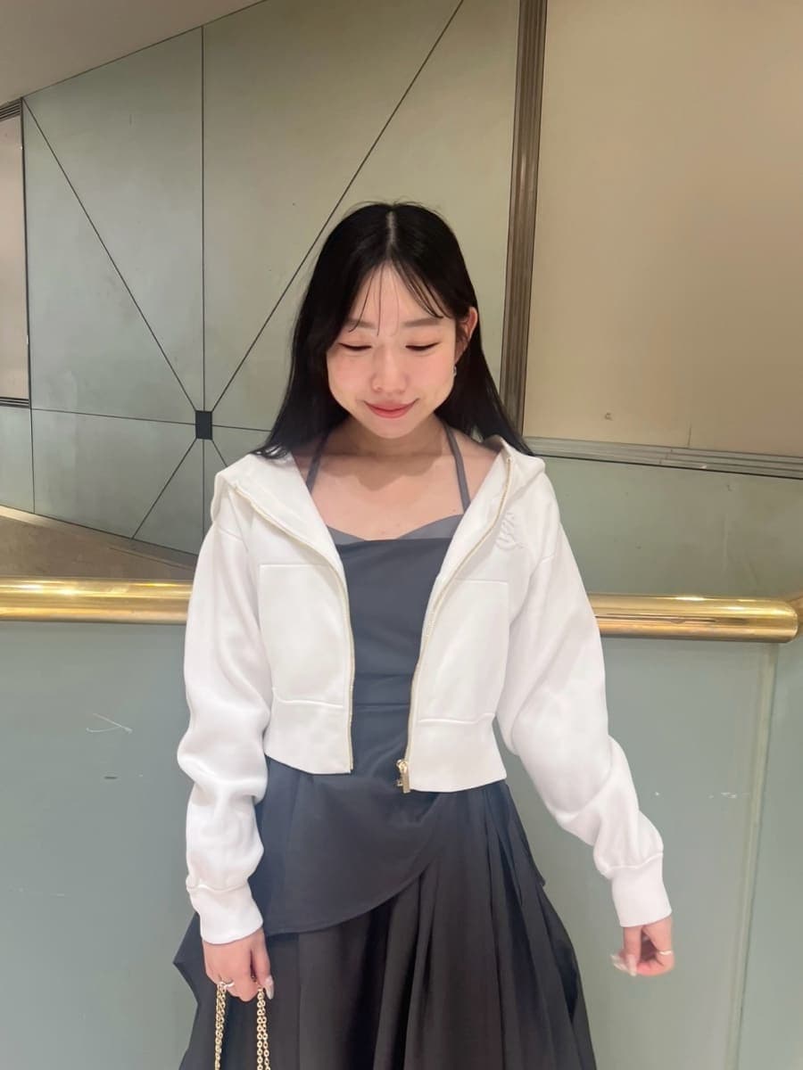 グレー系のワンピース、ホワイト系のパーカー、その他のパンプスを着用したレディースの春コーディネートの5枚目の写真