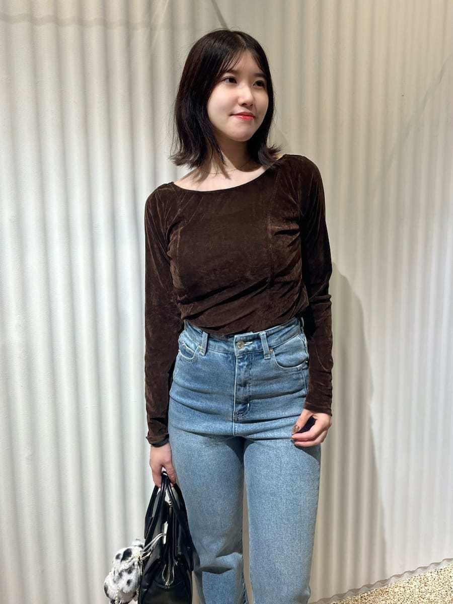 ホワイト系のチェスターコート、ブラウン系のTシャツ/カットソー、ブルー系のその他パンツを着用したレディースの秋コーディネートの5枚目の写真