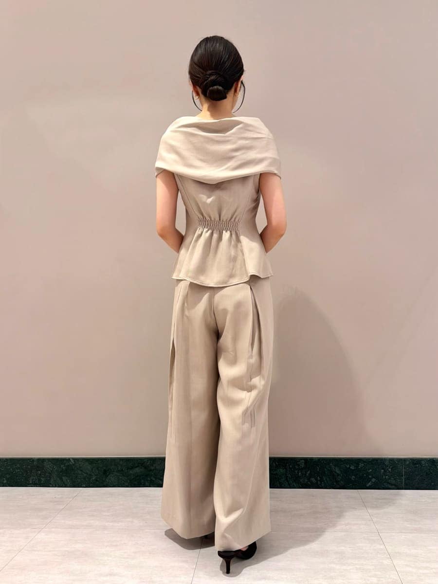 ブラウン系のハンドバッグ、ベージュ系のその他パンツ、ベージュ系のシャツ/ブラウスを着用したレディースの夏コーディネートの2枚目の写真