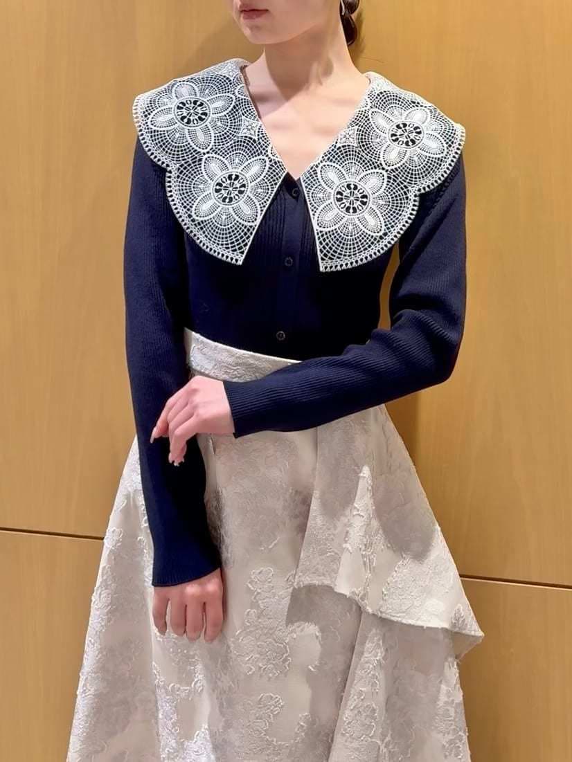 ブルー系のニット/セーター、ブラック系のハンドバッグ、ホワイト系のチャームを着用したレディースの冬コーディネートの4枚目の写真