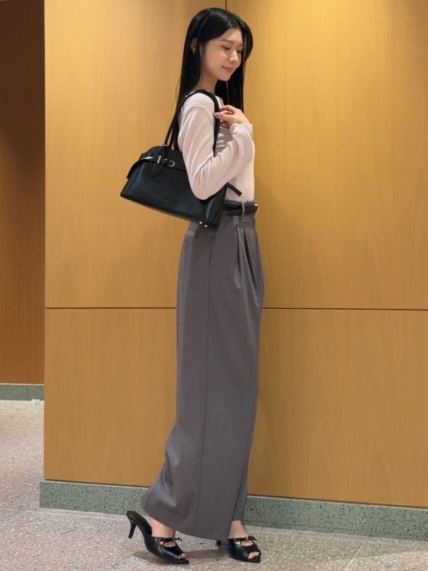 グレー系のその他パンツ、ピンク系のニット/セーター、ブラック系のサンダルを着用したレディースの秋コーディネートの3枚目の写真