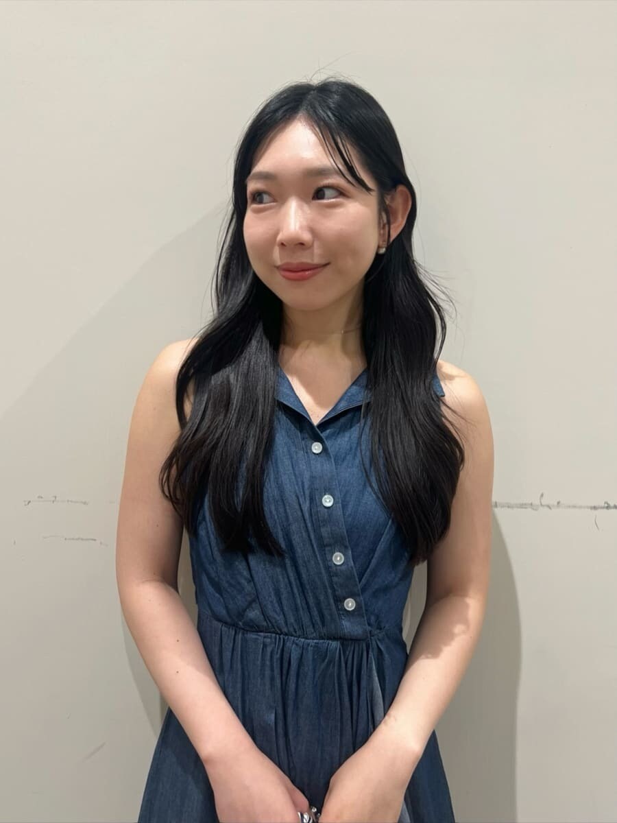 ブルー系のワンピース、ブラック系のサンダル、ブルー系のショルダーバッグを着用したレディースの夏コーディネートの5枚目の写真