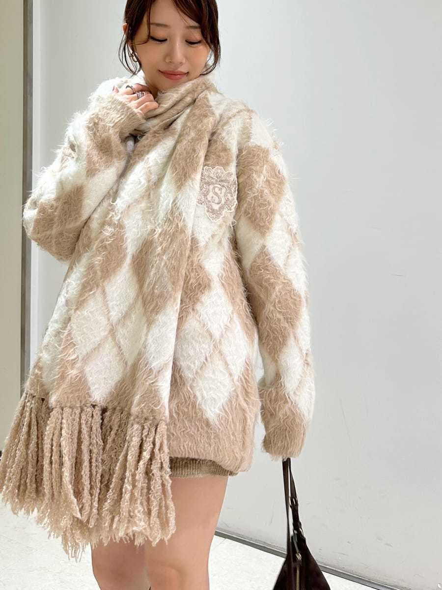 ブラウン系のその他パンツ、ホワイト系のTシャツ/カットソー、ベージュ系のカーディガン/ボレロを着用したレディースの秋コーディネートの4枚目の写真