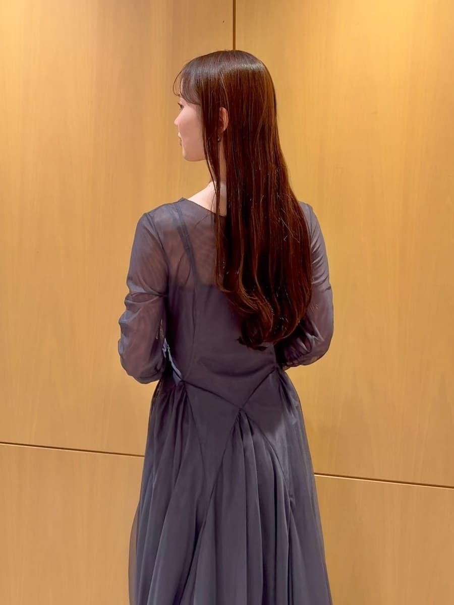 ブラック系のパンプス、ホワイト系のショルダーバッグ、シルバー系のネックレスを着用したレディースの冬コーディネートの7枚目の写真