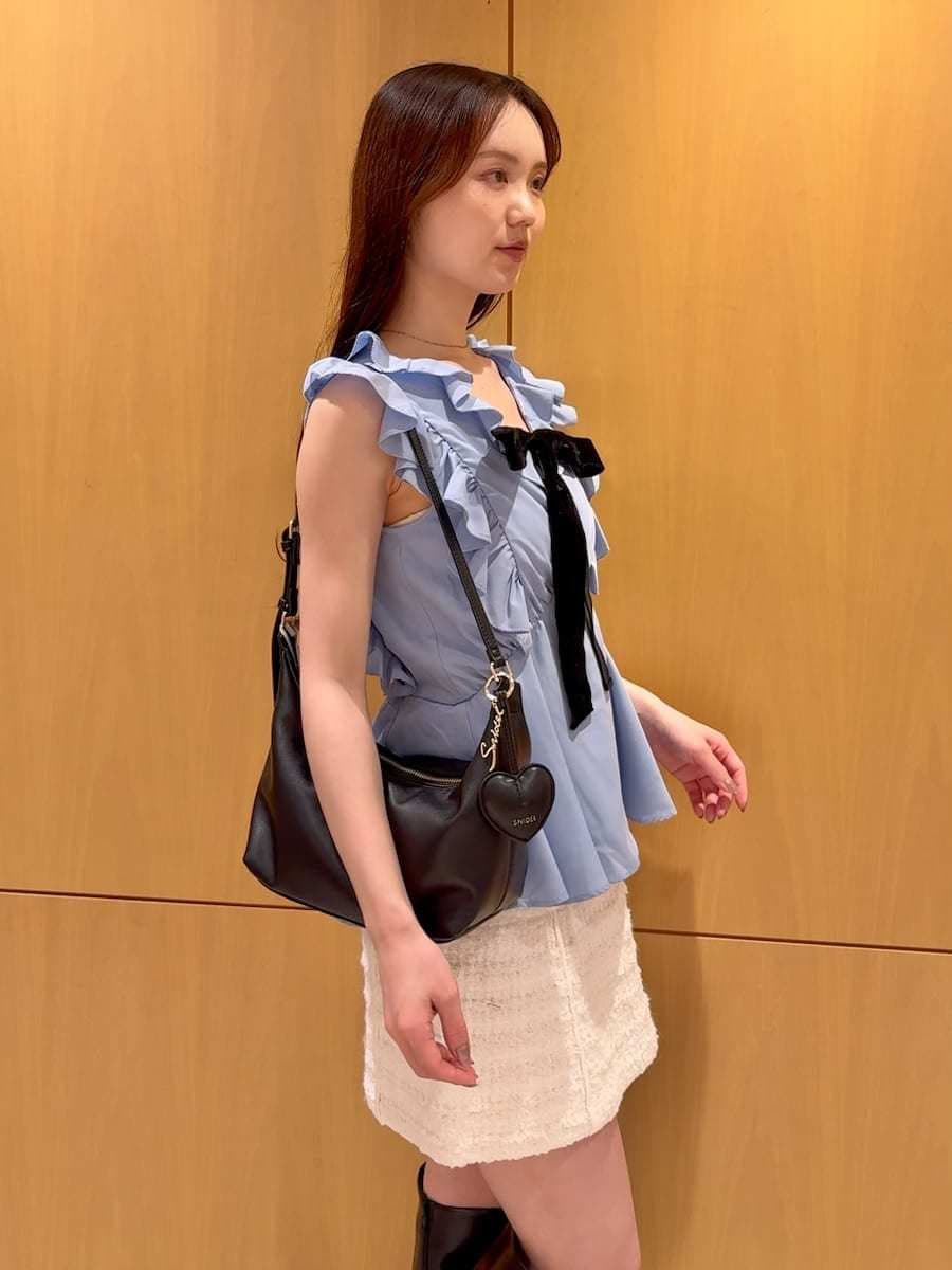 ホワイト系のスカート、ブルー系のシャツ/ブラウス、ブラック系のブーツを着用したレディースの夏コーディネートの6枚目の写真