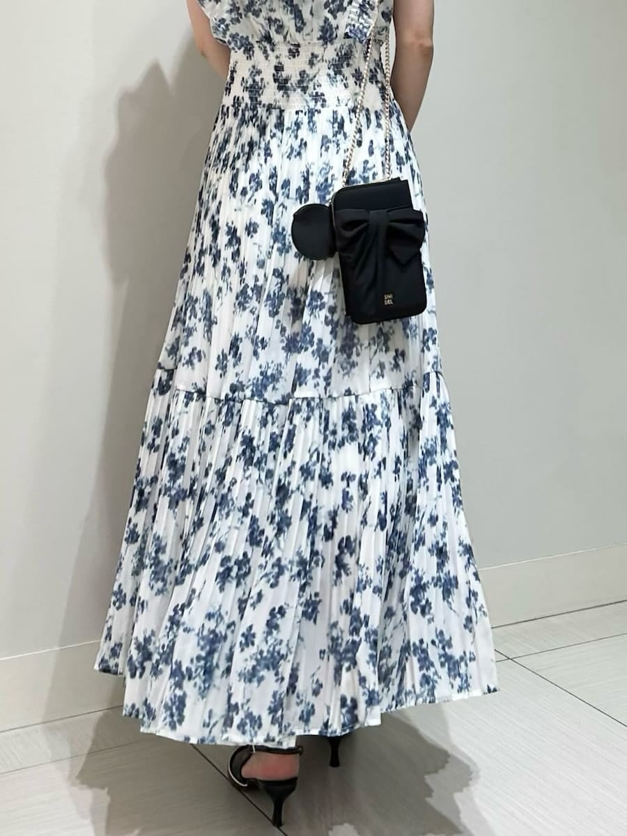 ブルー系のワンピース、ブラック系のパンプス、ブラック系のショルダーバッグを着用したレディースの春コーディネートの5枚目の写真