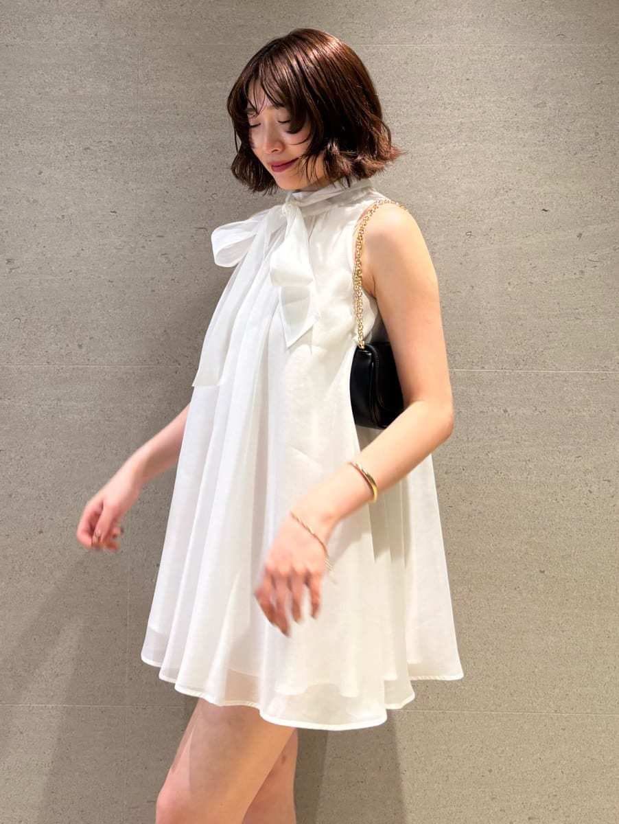 ブラック系のショルダーバッグ、ホワイト系のシャツ/ブラウス、ブラック系のサンダルを着用したレディースの夏コーディネートの5枚目の写真