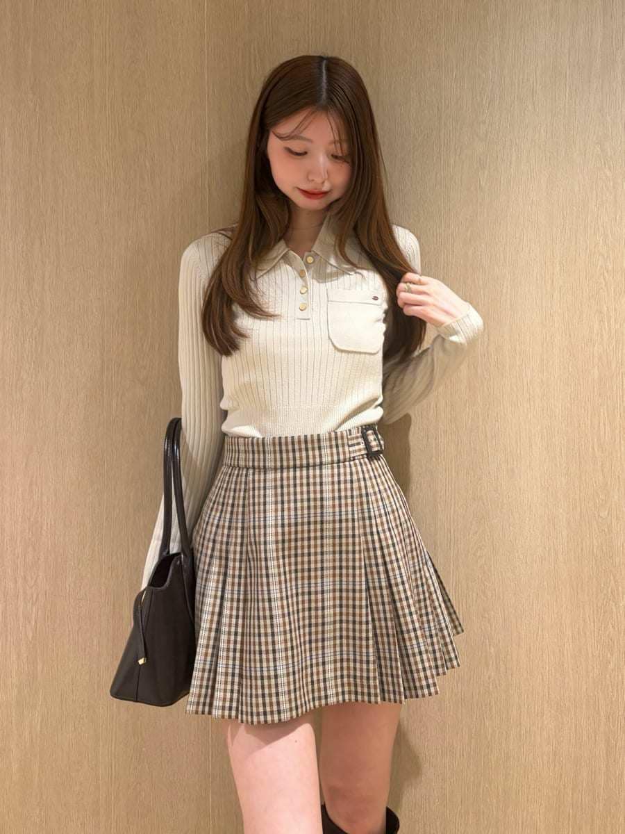 ベージュ系のその他パンツ、ベージュ系のポロシャツ、ブラウン系のブーツを着用したレディースの秋コーディネートの5枚目の写真