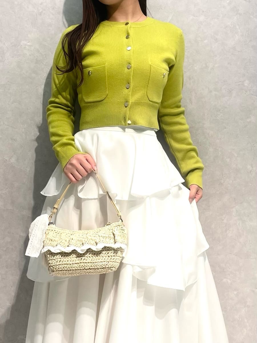 イエロー系のワンピースを着用したレディースの冬コーディネートの4枚目の写真