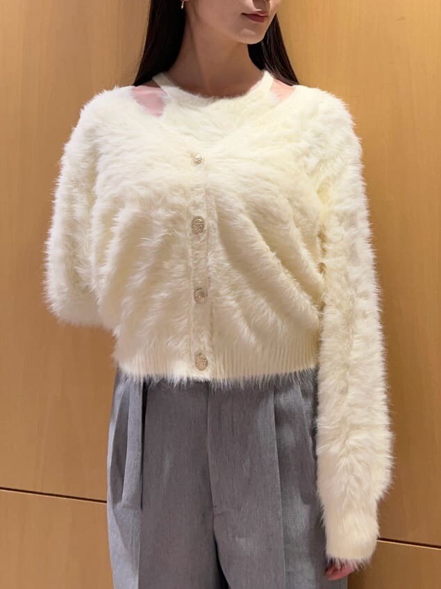 ブラック系のブーツ、イエロー系のニット/セーター、ブラック系のハンドバッグを着用したレディースの秋コーディネートの5枚目の写真