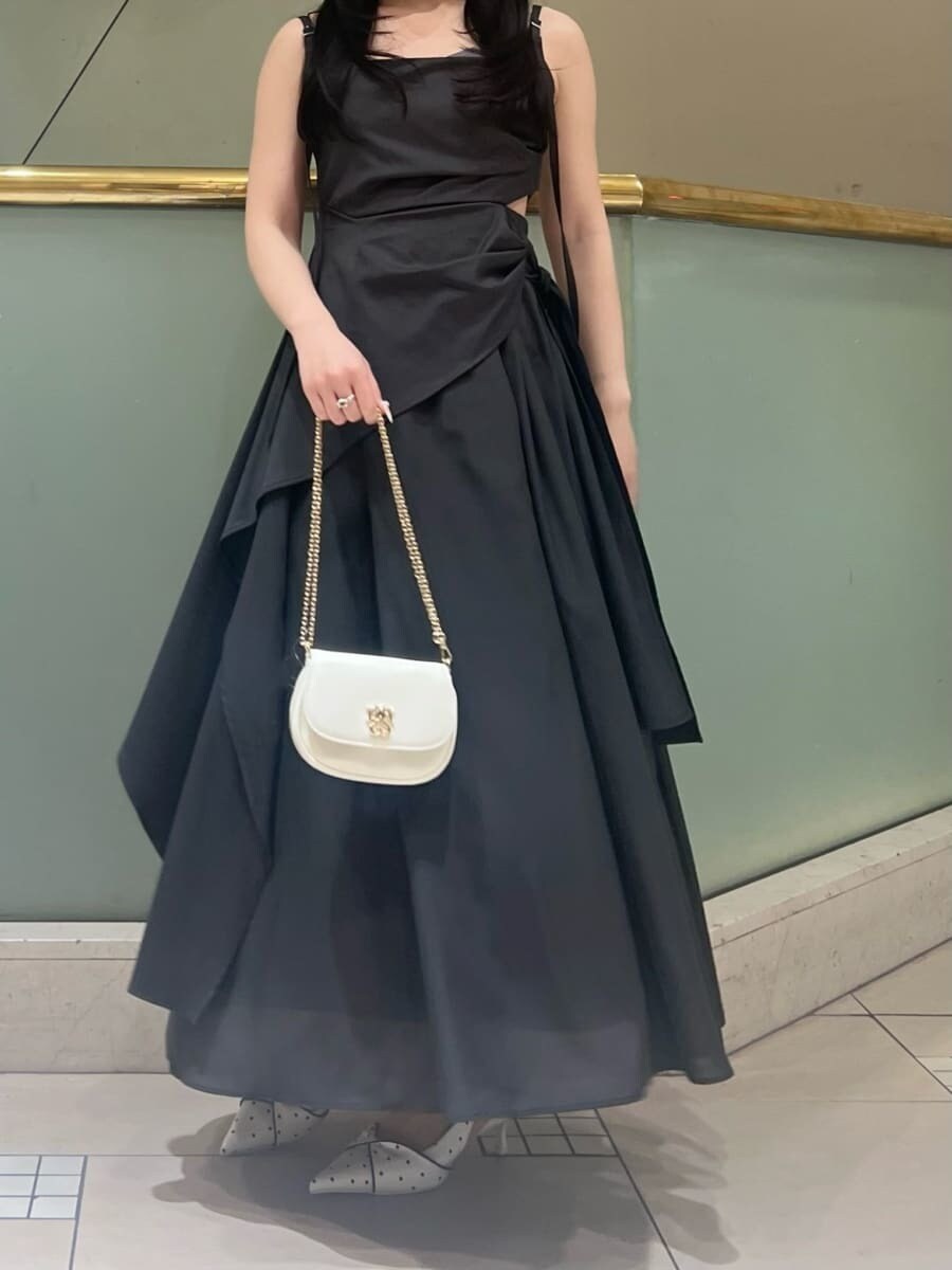 グレー系のワンピース、ホワイト系のパーカー、その他のパンプスを着用したレディースの春コーディネートの7枚目の写真