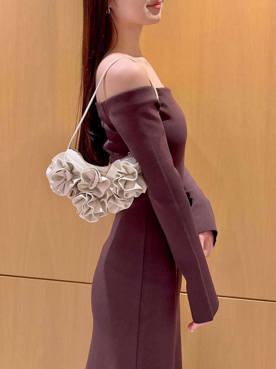 ホワイト系のハンドバッグ、ブラウン系のワンピースを着用したレディースの春コーディネートの7枚目の写真