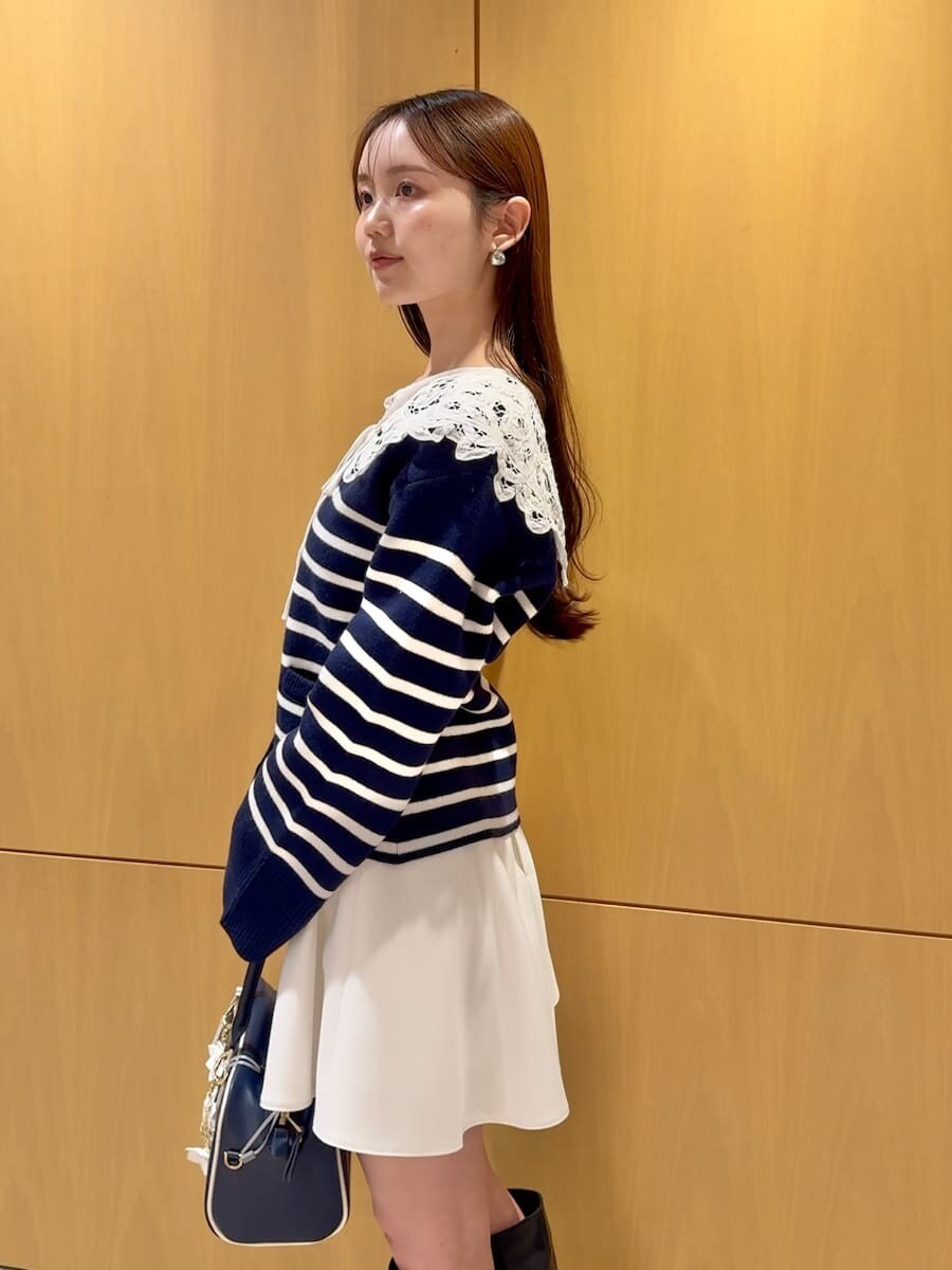 ホワイト系のその他パンツ、その他のカーディガン/ボレロ、ブルー系のボストンバッグを着用したレディースの冬コーディネートの7枚目の写真