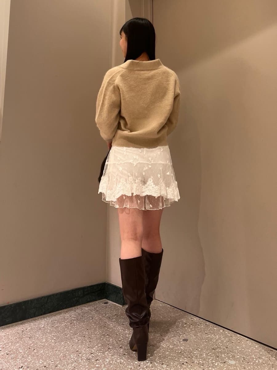 ベージュ系のニット/セーター、その他のその他パンツ、ブラウン系のハンドバッグを着用したレディースの冬コーディネートの4枚目の写真