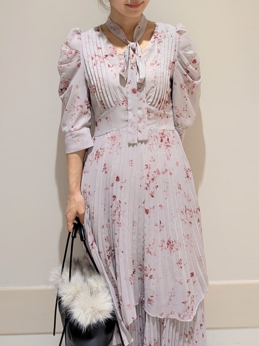 ブラック系のブーツ、ホワイト系のチェスターコート、グレー系のワンピースを着用したレディースの秋コーディネートの8枚目の写真