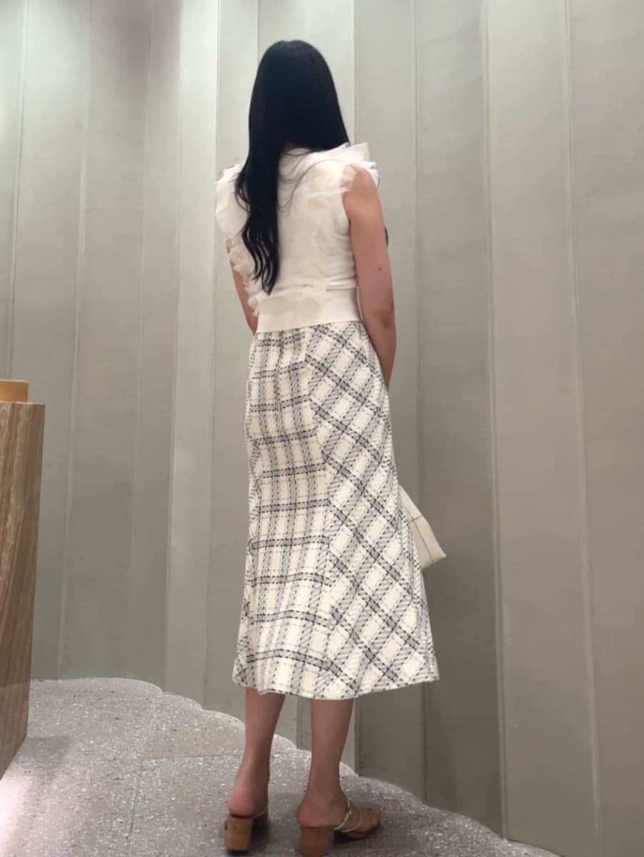 その他のサンダル、ホワイト系のスカート、ホワイト系のニット/セーターを着用したレディースの夏コーディネートの3枚目の写真