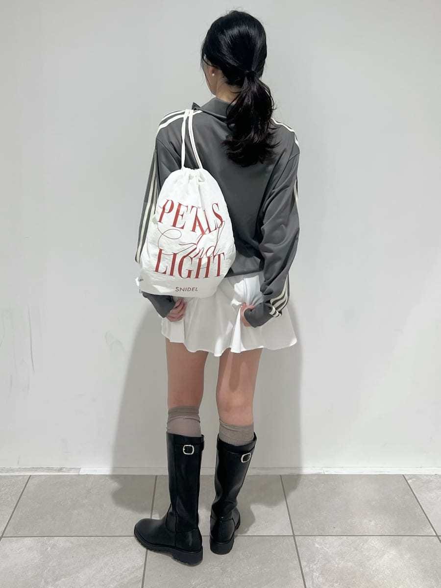 ホワイト系のその他パンツ、ホワイト系のバックパック/リュックを着用したレディースの冬コーディネートの3枚目の写真