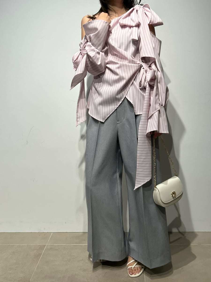 グレー系のその他パンツ、ホワイト系のショルダーバッグを着用したレディースの冬コーディネートの3枚目の写真