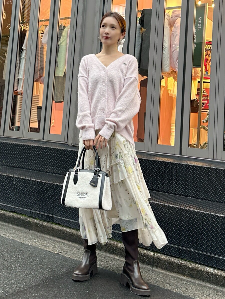 ピンク系のカーディガン/ボレロ、その他のスカート、ブラック系のハンドバッグを着用したレディースの秋コーディネートの3枚目の写真