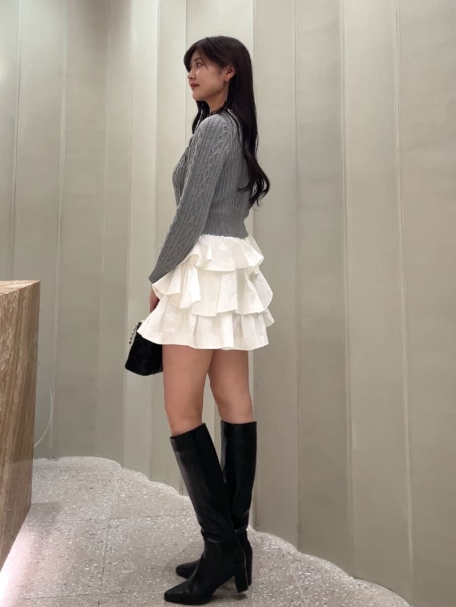 ホワイト系のその他パンツ、グレー系のニット/セーター、ブラック系のブーツを着用したレディースの秋コーディネートの3枚目の写真
