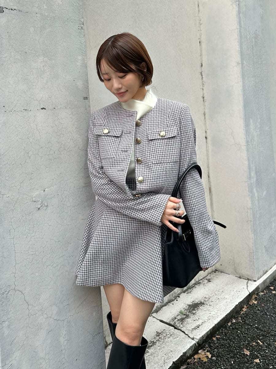 その他のノーカラージャケット、その他のその他パンツ、ホワイト系のTシャツ/カットソーを着用したレディースの秋コーディネートの2枚目の写真