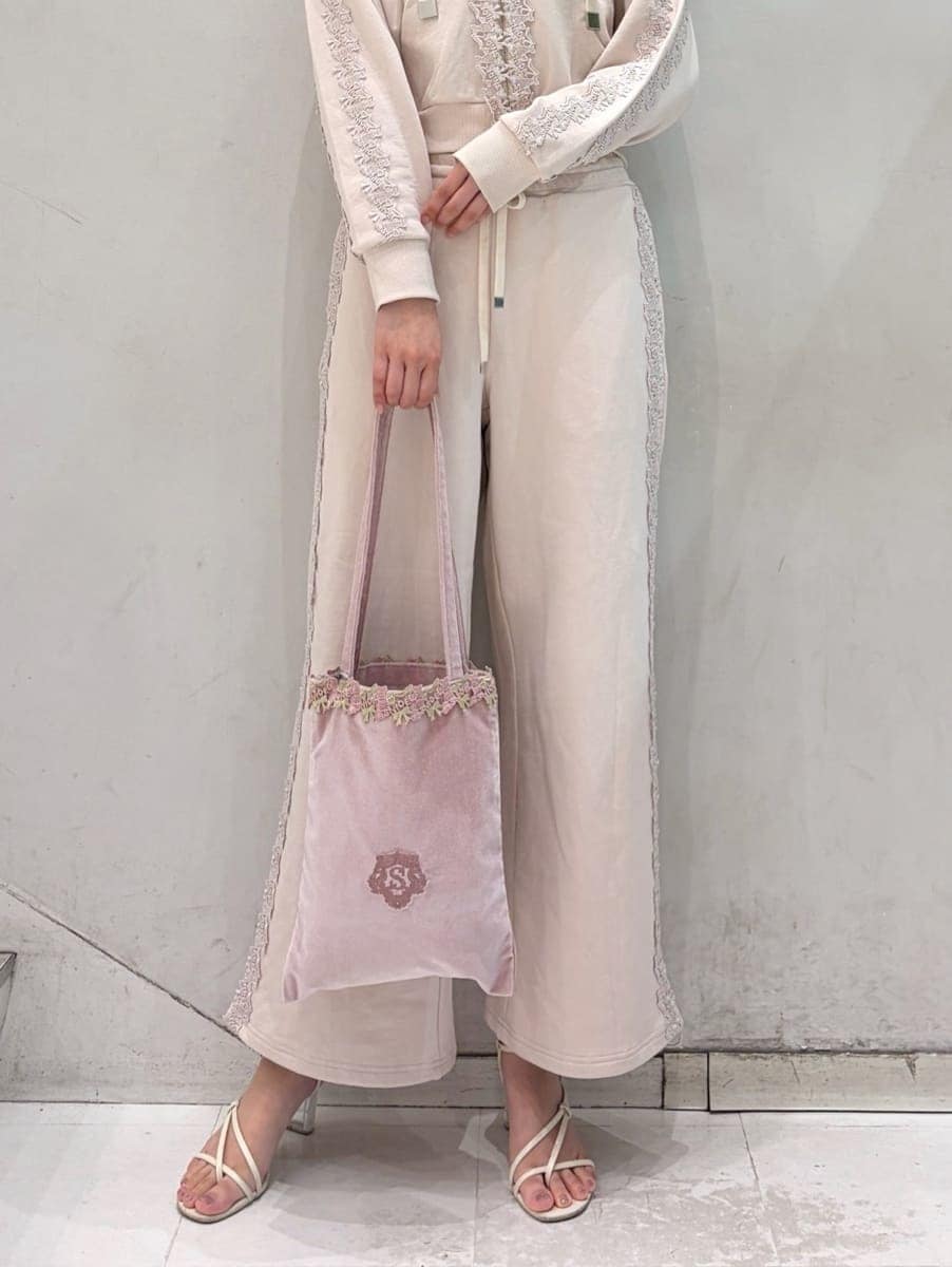 ホワイト系のサンダル、ピンク系のその他パンツ、ピンク系のパーカーを着用したレディースの夏コーディネートの6枚目の写真