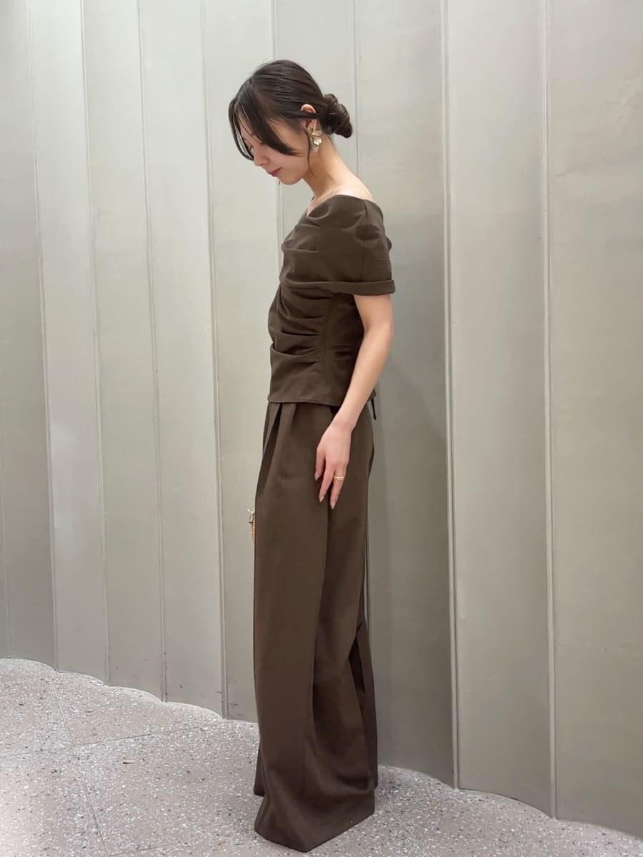 ホワイト系のかごバッグ、ブラウン系のその他パンツ、ホワイト系のサンダルを着用したレディースの春コーディネートの2枚目の写真