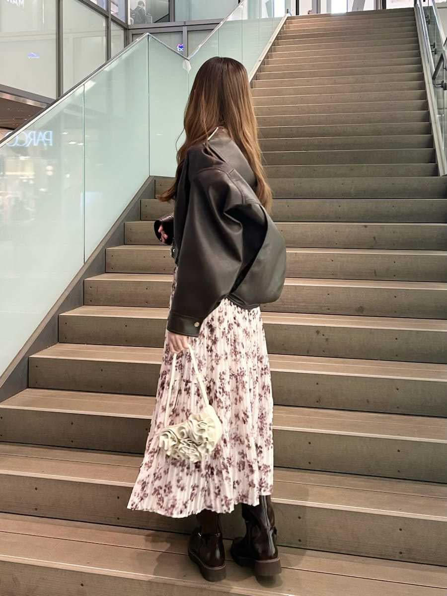 ピンク系のワンピース、ブラウン系のブルゾン、ホワイト系のハンドバッグを着用したレディースの春コーディネートの6枚目の写真