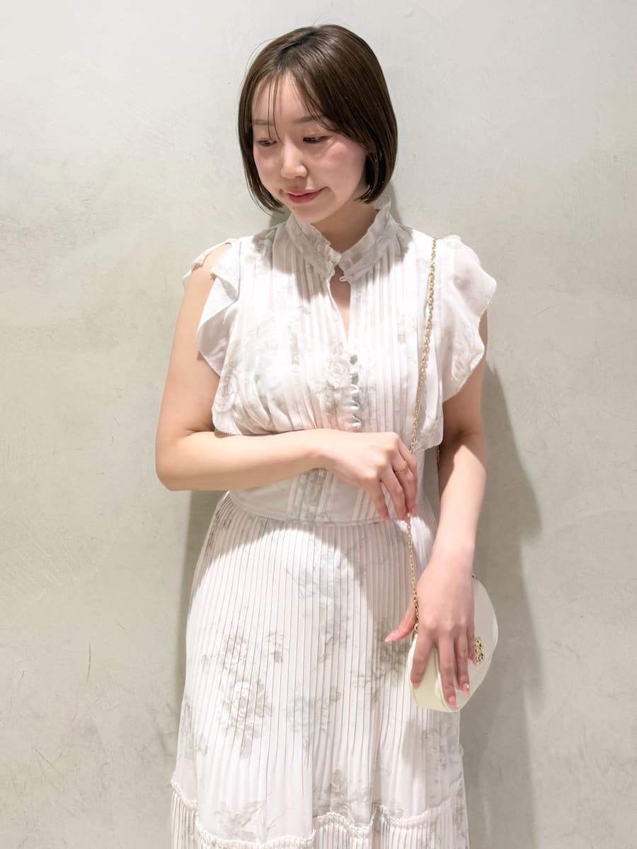 ピンク系のワンピース、ホワイト系のショルダーバッグを着用したレディースの春コーディネートの4枚目の写真