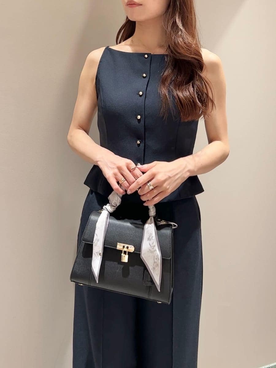 ブルー系のキャミソール、ブルー系のその他パンツ、ブラック系のハンドバッグを着用したレディースの秋コーディネートの6枚目の写真